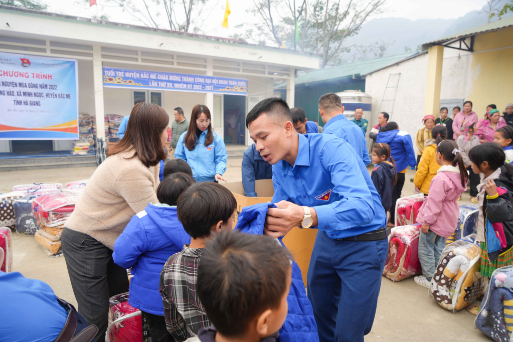 Anh Hội tham gia chương trình tình nguyện mùa Đông của Đoàn Than Hạ Long tại xã Minh Ngọc, huyện Bắc Mê, tỉnh Hà Giang