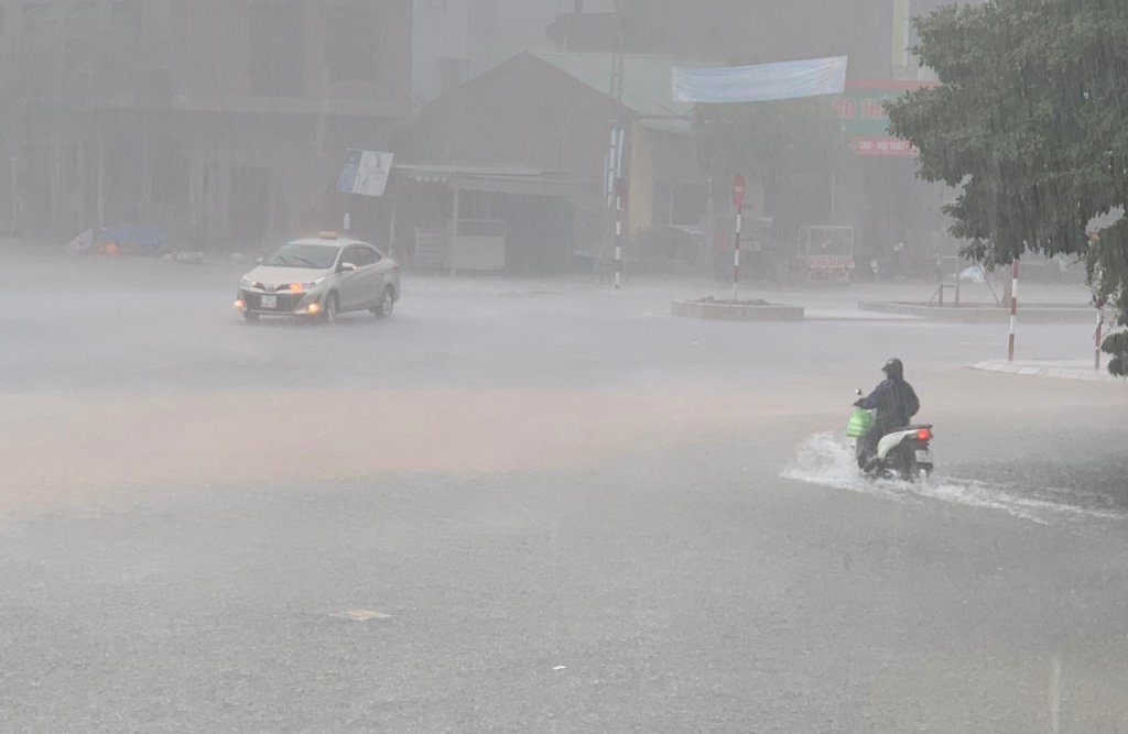 Nhiều khu phố của thị trấn Quảng Hà bị ngập úng cục bộ sau trận mưa lớn ngày 10/5/2023 (Ảnh: TL)