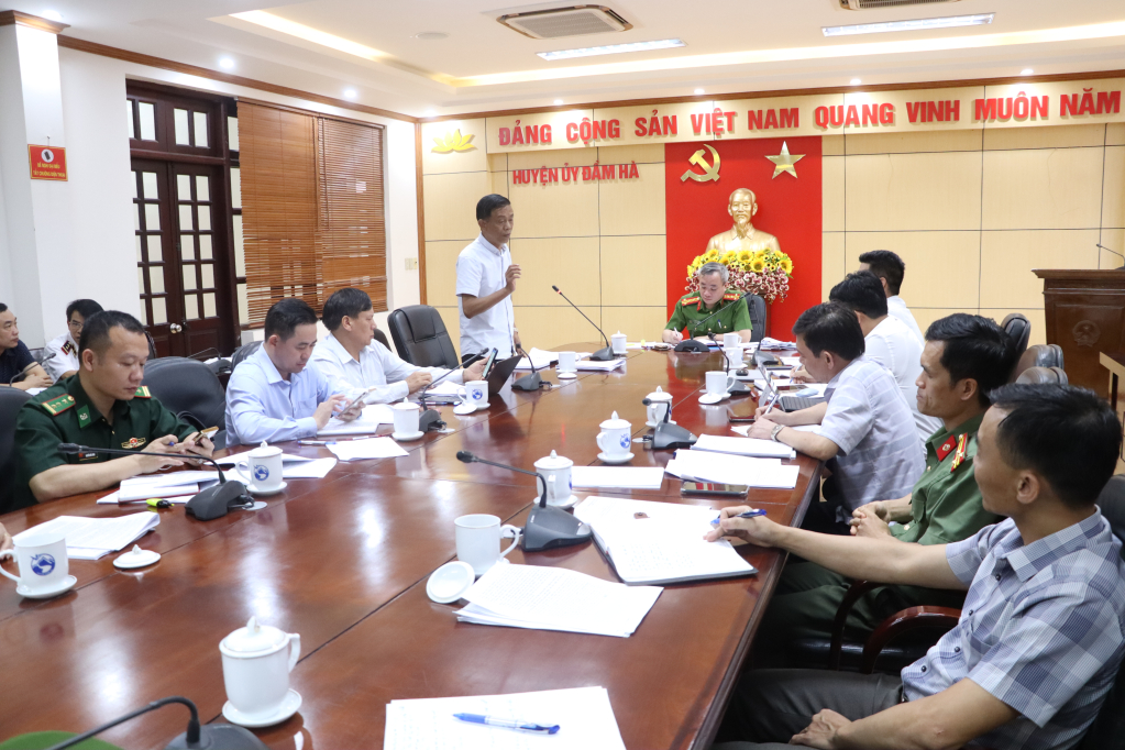 Đại diện Sở Tài nguyên và Môi trường hướng dẫn triển khai thực hiện hoạt động nuôi trồng thuỷ sản tại buổi làm việc với huyện Đầm Hà và huyện Hải Hà
