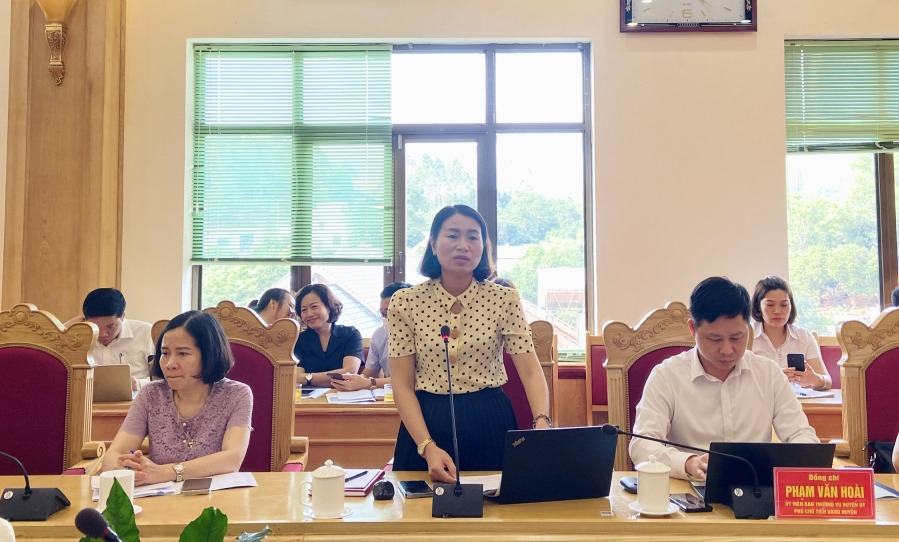 Lãnh đạo Phòng GD&ĐT huyện báo cáo kết quả PCGD, XMC của huyện Tiên Yên năm 2022