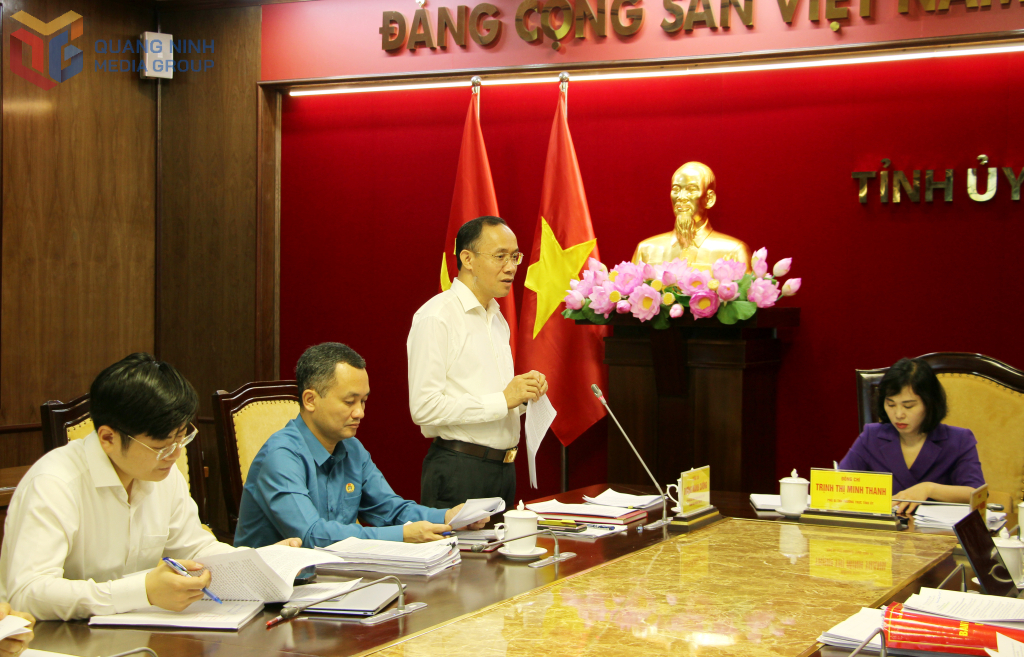 Đồng chí Dương Mạnh Cường, Chánh Văn phòng Tỉnh ủy, báo cáo hoạt động của Văn phòng Tỉnh ủy thời gian vừa qua.