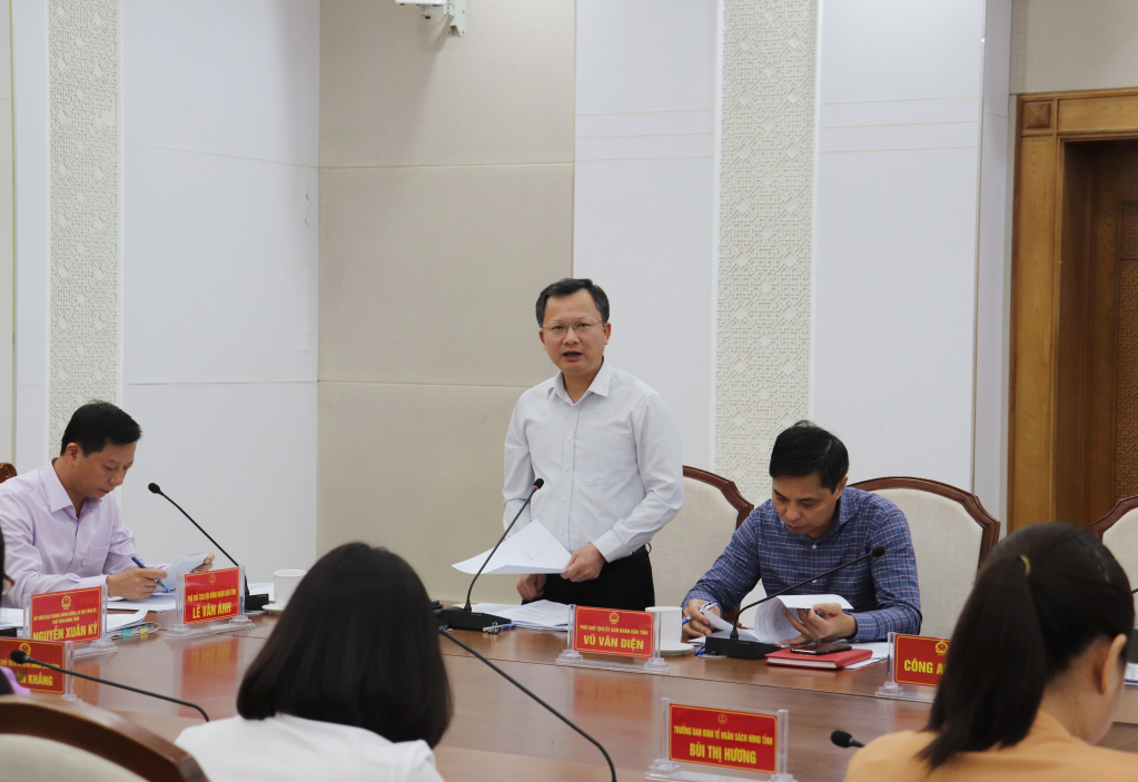 Đồng chí Cao Tường Huy, Quyền Chủ tịch UBND tỉnh phát biểu tại hội nghị.