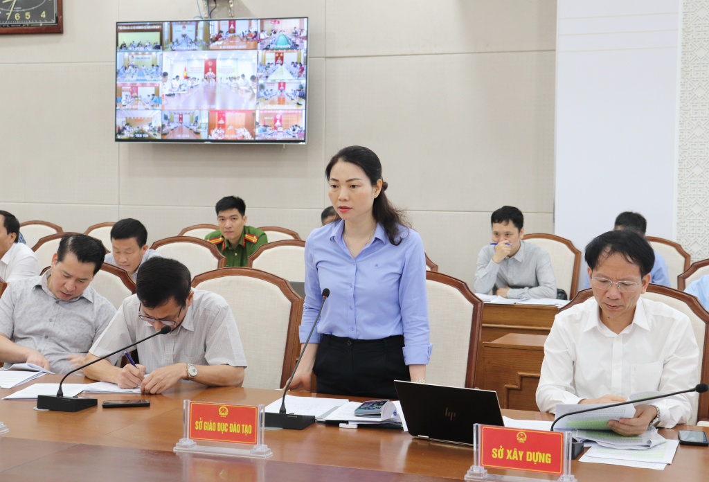 Đồng chí Nguyễn Thị Thúy, Giám đốc Sở Giáo dục và Đào tạo, phát biểu tại hội nghị.