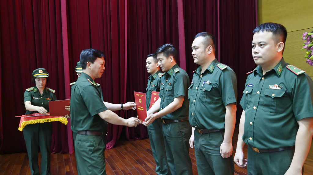 Đại tá Lê Xuân Men, Bí thư Đảng ủy, Chính ủy BĐBP tỉnh Quảng Ninh trao quyết định cho các đc được thăng quân hàm.