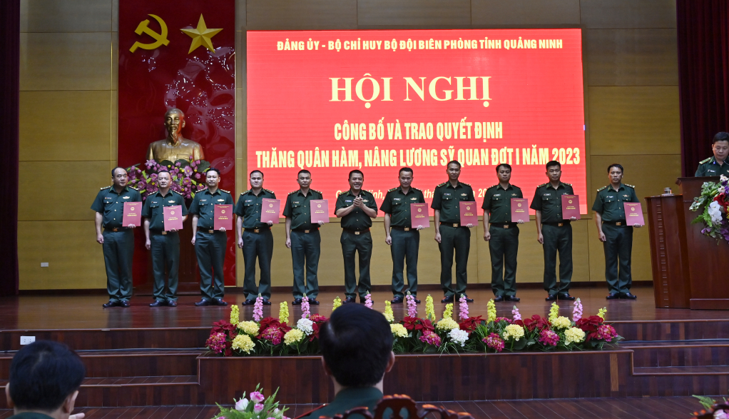 Đại tá Nguyễn Văn Thiềm, Chỉ huy trưởng Bộ Chỉ huy BĐBP tỉnh, trao quyết định cho các đồng chí được thăng quân hàm.