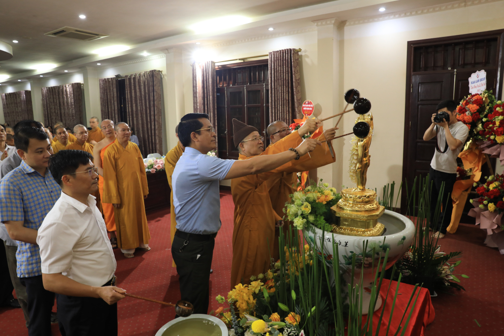 Đại biểu cùng các Tăng ni, Phật tử thực hiện nghi thức tắm Phật