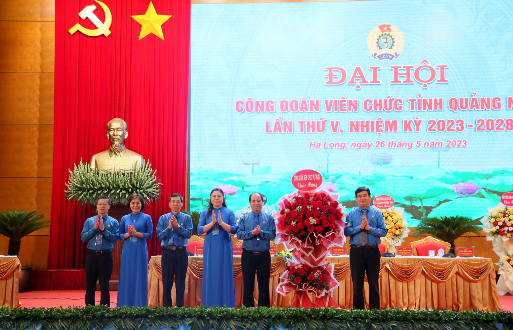 Đồng chí Thái Hoài Nam, Phó Chủ tịch Công đoàn Viên chức Việt Nam tặng hoa chúc mừng Đại hội.