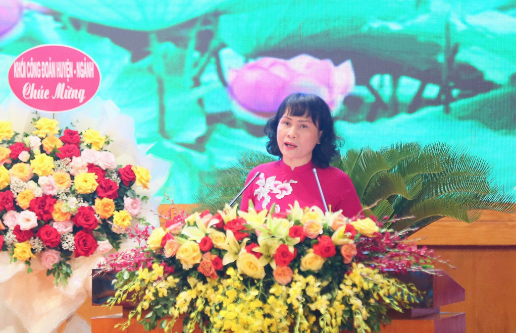 Đồng chí Nguyễn Thị Vinh, Bí thư Đảng ủy Khối các cơ quan và doanh nghiệp tỉnh phát biểu tại Đại hội.