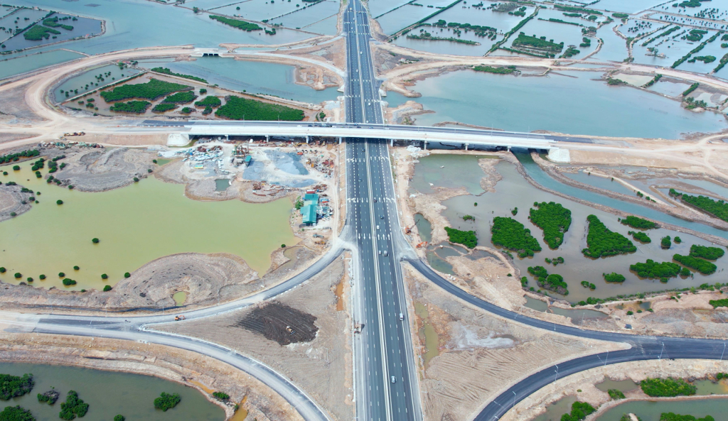 Nút giao Km6+700 đường cao tốc Hạ Long – Hải Phòng thuộc dự án đường nối từ đường cao tốc Hạ Long – Hải Phòng (tại km6+700) đến đường tỉnh 338 – giai đoạn 1 nhìn từ trên cao.