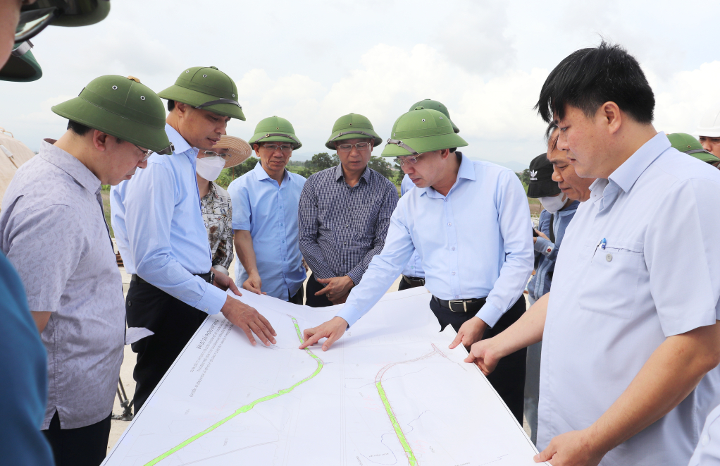 Đồng chí Bí thư Tỉnh ủy, Chủ tịch HĐND tỉnh kiểm tra Dự án xây dựng hoàn chỉnh Nút giao Đầm Nhà Mạc (tại km 20+50 đường cao tốc Hạ Long – Hải Phòng).