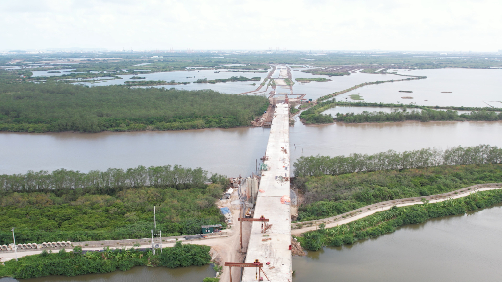 Dự án xây dựng hoàn chỉnh Nút giao Đầm Nhà Mạc (tại km 20+50 đường cao tốc Hạ Long – Hải Phòng) nhìn từ trên cao.