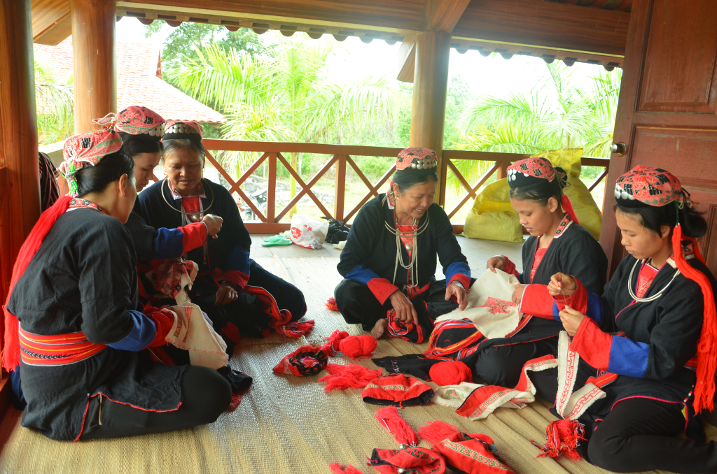Phụ nữ Dao Thanh Y thêu trang phục truyền thống tại Trung tâm Bảo tồn Văn hóa Dân tộc Dao xã Bằng Cả, TP Hạ Long.