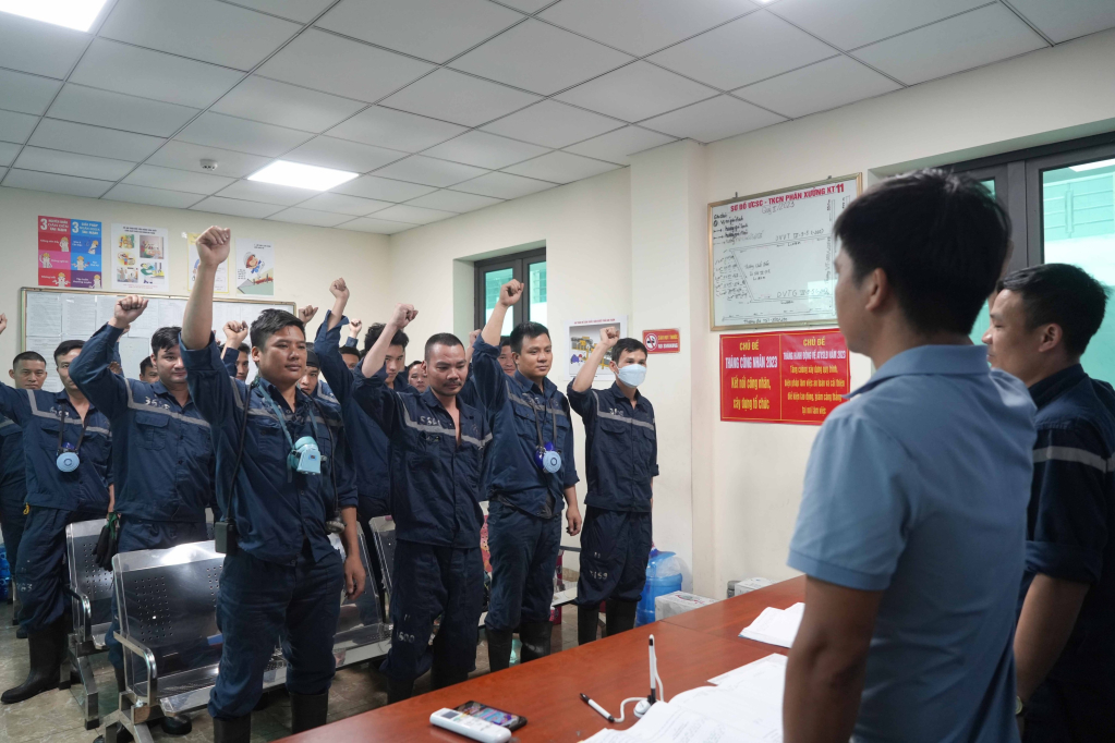 Công nhân Phân xưởng Khai thác 11 (Công ty Than Hạ Long) phát động thi đua Hưởng ứng Tháng Công nhân năm 2023.