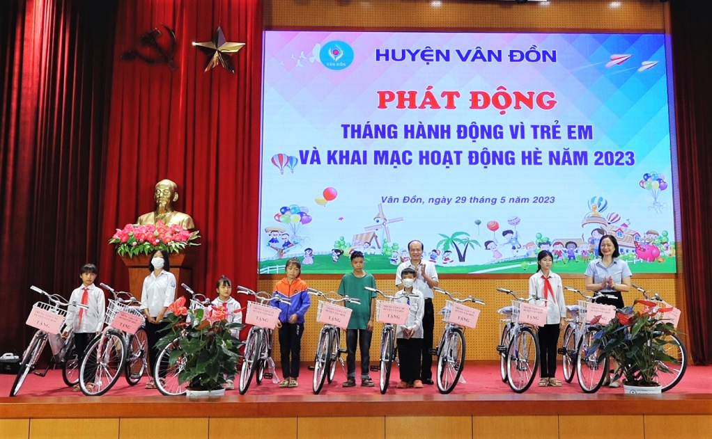 Lãnh đạo Hội Bảo trợ Người khuyết tật và Trẻ mồ côi tỉnh và Nhà tài trợ trao xe đạp cho học sinh có hoàn cảnh đặc biệt khó khăn trên địa bàn huyện.