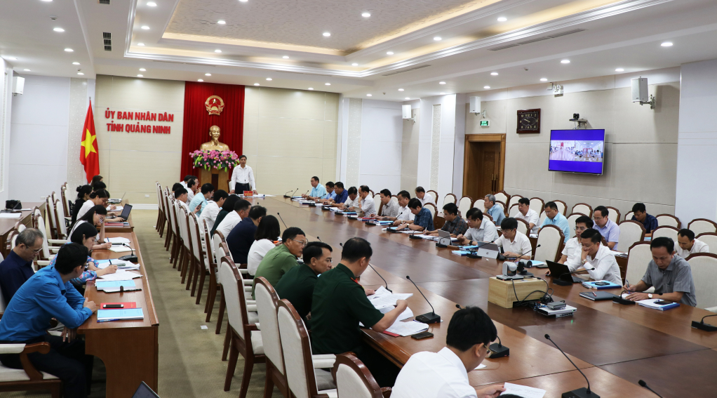 Các thành viên Ban chỉ đạo thực hiện các Chương trình MTQG tỉnh Quảng Ninh giai đoạn 2021 – 2025 xem xét hồ sơ và bỏ phiếu đánh giá kết quả xây dựng NTM huyện Ba Chẽ năm 2022.