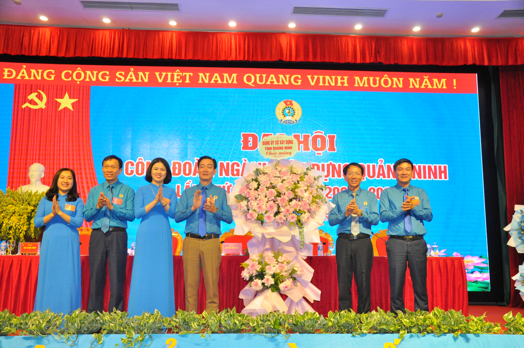 Lãnh đạo Sở Xây dựng Quảng Ninh tặng hoa chúc mừng Đại hội.