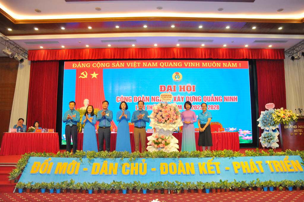 Lãnh đạo Công đoàn ngành Xây dựng Việt Nam tặng hoa chúc mừng Đại hội.