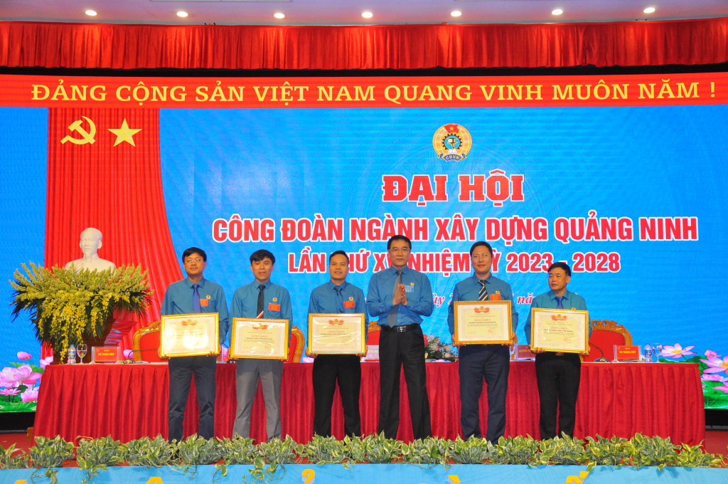 5 tập thể được tặng bằng khen của LĐLĐ tỉnh.