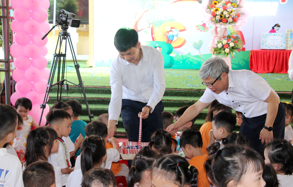 Lãnh đạo TX Đông Triều và Sở LĐTB&XH tặng quà cho các cháu Trường Mầm non Hoa Phượng.