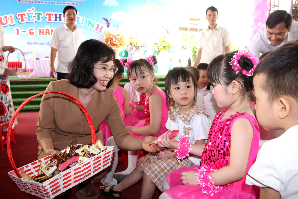 Đồng chí Trịnh Thị Minh Thanh, Phó Bí thư Thường trực Tỉnh ủy, động viên, tặng quà các cháu Trường Mầm non Hoa Phượng (TX Đông Triều).