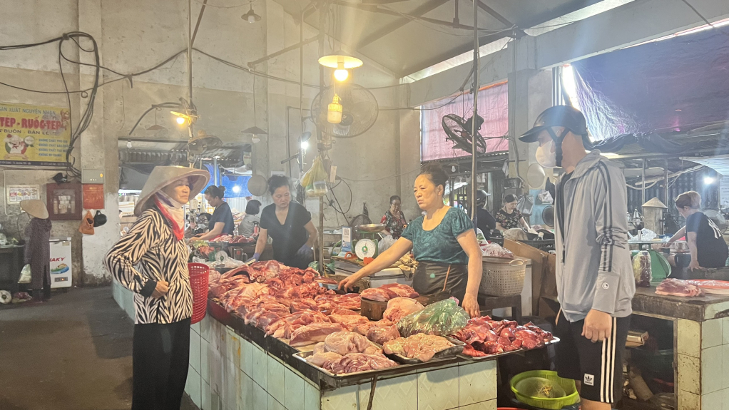 Thịt lợn bày bán tại chợ Rừng, thị xã Quảng Yên hiện được giết mổ tại các điểm giết mổ nhỏ lẻ trên địa bàn.