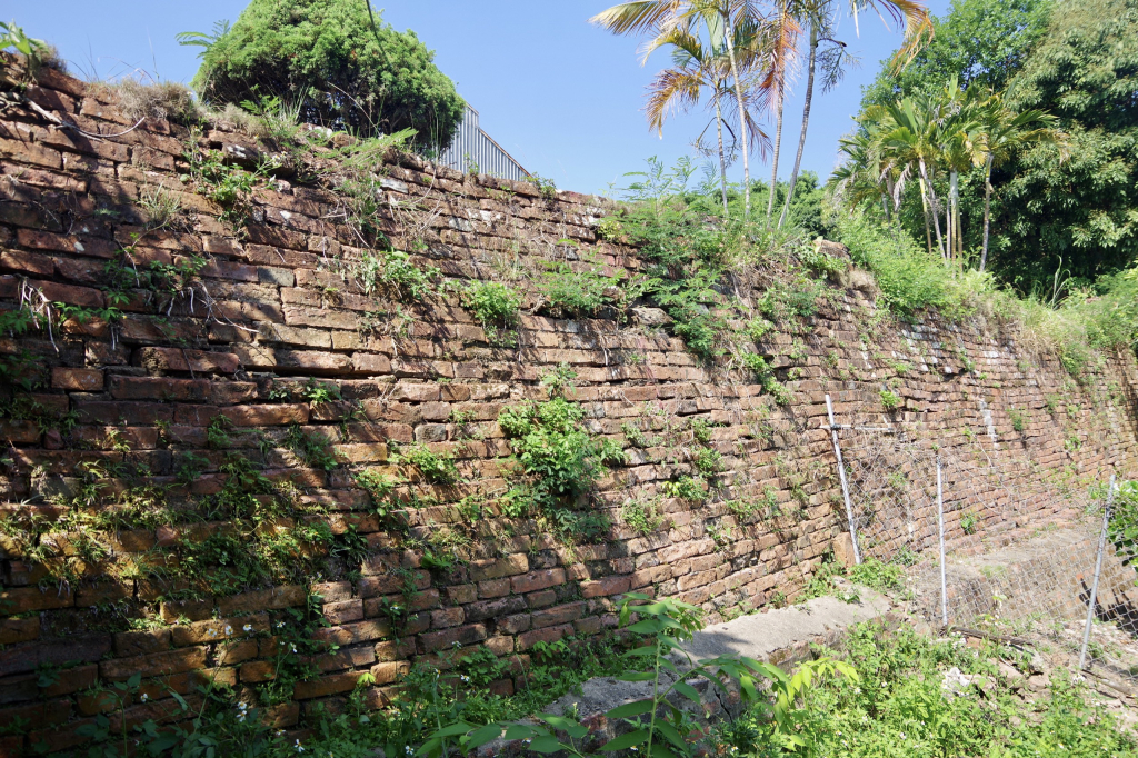 Năm 1859, thành tỉnh Quảng Yên được khởi công xây bằng gạch thay thế cho thành bằng đất, đến năm 1866 thì hoàn thành. Trong ảnh: Một đoạn tường thành còn sót lại tiếp giáp đường Trần Khánh Dư, thị xã Quảng Yên ngày nay.