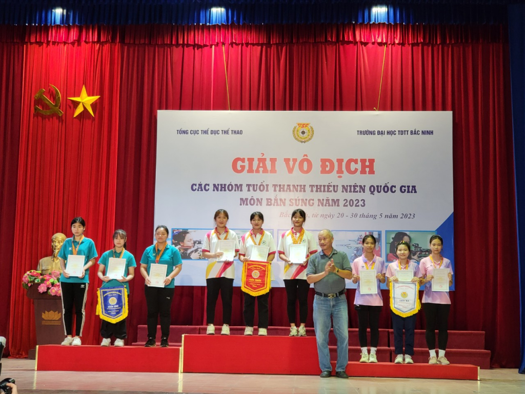 Đồng đội nữ Quảng Ninh nhận HCV