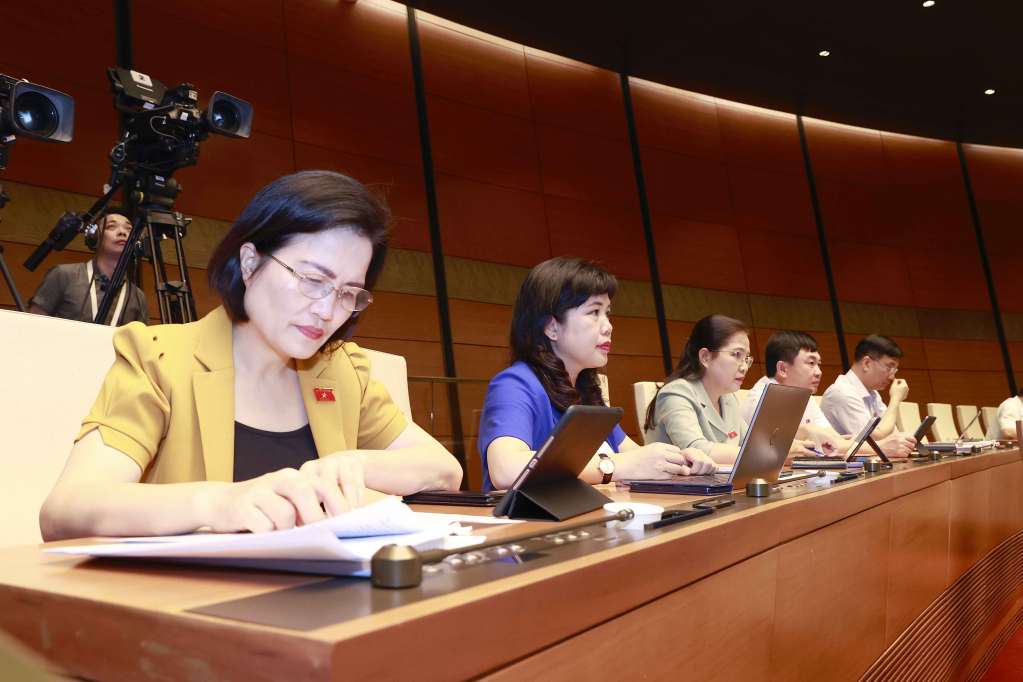 Đoàn ĐBQH tỉnh Quảng Ninh tham gia phiên thảo luận.