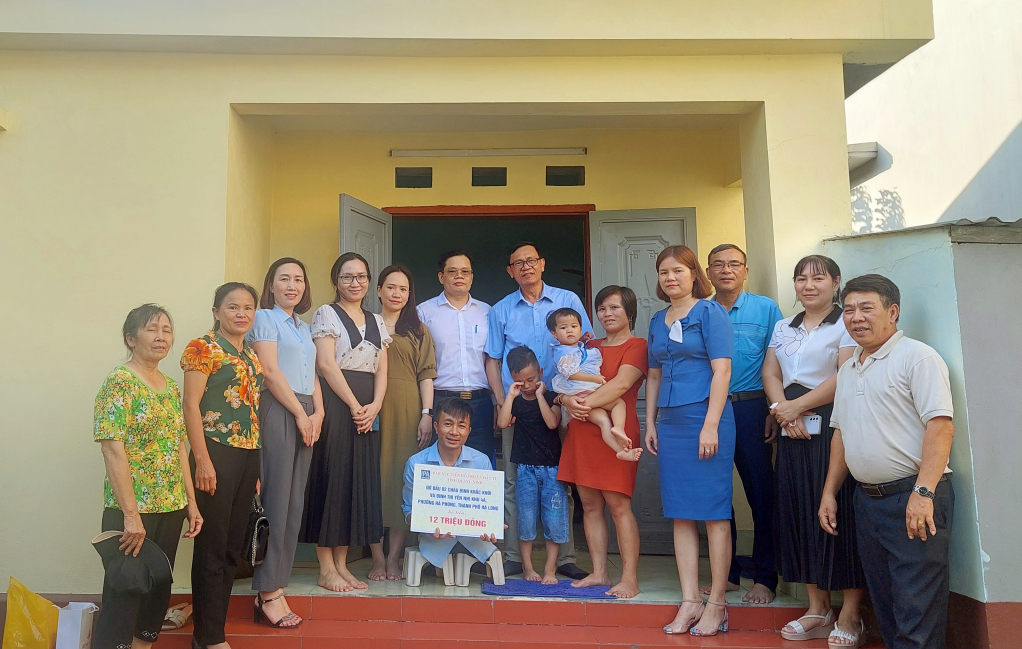 Lãnh đạo Hội Bảo trợ NKT-TMC tỉnh và Ban Xúc tiến và Hỗ trợ đầu tư tỉnh hỗ trợ đỡ đầu cho gia đình em Đinh Khắc Khôi và em Đinh Thị Yến Nhi ở khu 4A, phường Hà Phong (TP Hạ Long).