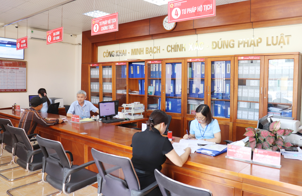 Cán bộ công chức phường Tuần Châu (TP Hạ Long) giải quyết thủ tục hành chính cho người dân.