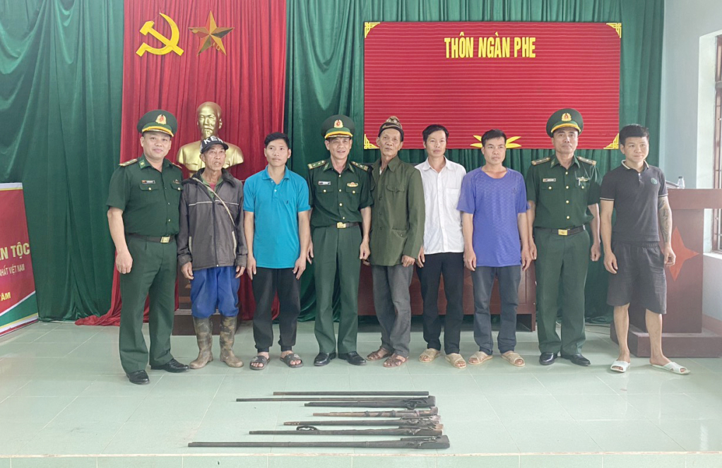 Các hộ dân tự nguyện giao nộp vũ khí, vật liệu nổ tự chế