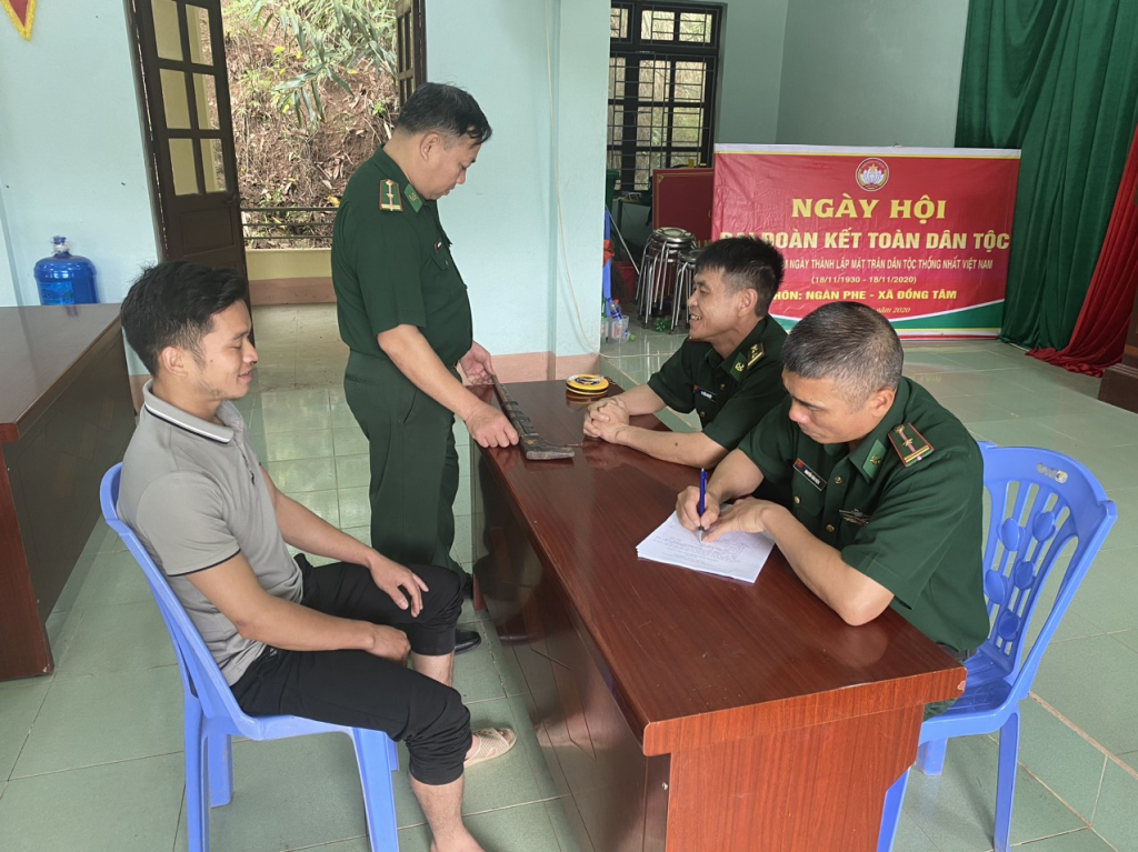 Một hộ dân ký cam kết không sử dụng trái phép vũ khí vật liệu nổ.