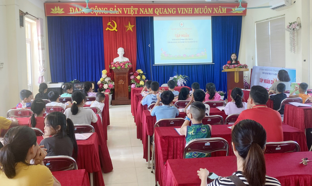 Quang cảnh tập huấn tuyên truyền về phòng chống thiên tai, thảm họa cho học sinh có hoàn cảnh khó khăn tại thị trấn Tiên Yên (huyện Tiên Yên).
