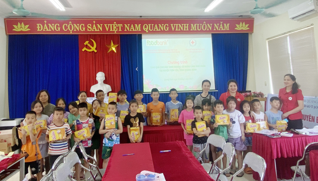 Hội Chữ thập đỏ tỉnh và Hội Chữ thập đỏ huyện Tiên Yên trao tặng quà cho các em học sinh tham gia tập huấn tuyên truyền về phòng chống thiên tai, thảm họa.