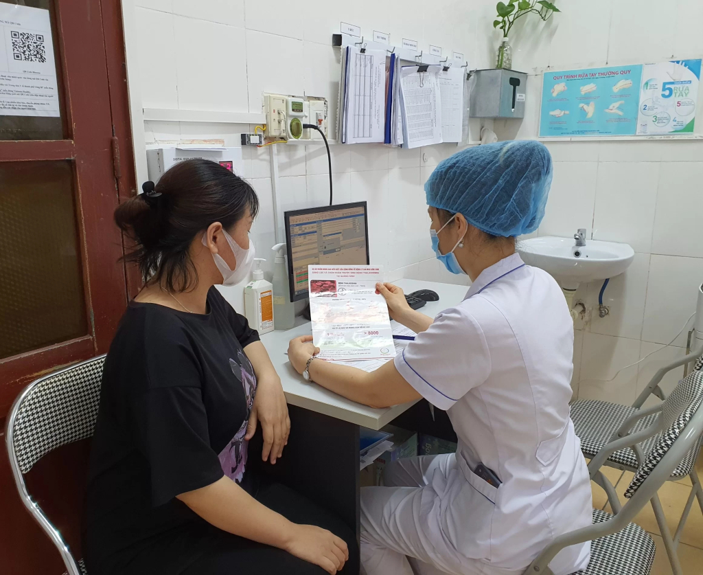 Cán bộ y tế của Trung tâm Y tế TP Uông Bí tư vấn cho người dân về tầm quan trọng của sàng lọc chẩn đoán trước sinh bệnh tan máu bẩm sinh.