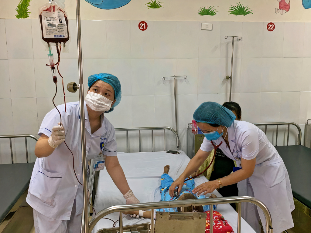 ác sĩ Bệnh viện Sản Nhi Quảng Ninh điều trị cho bệnh nhi mắc tan máu bẩm sinh.