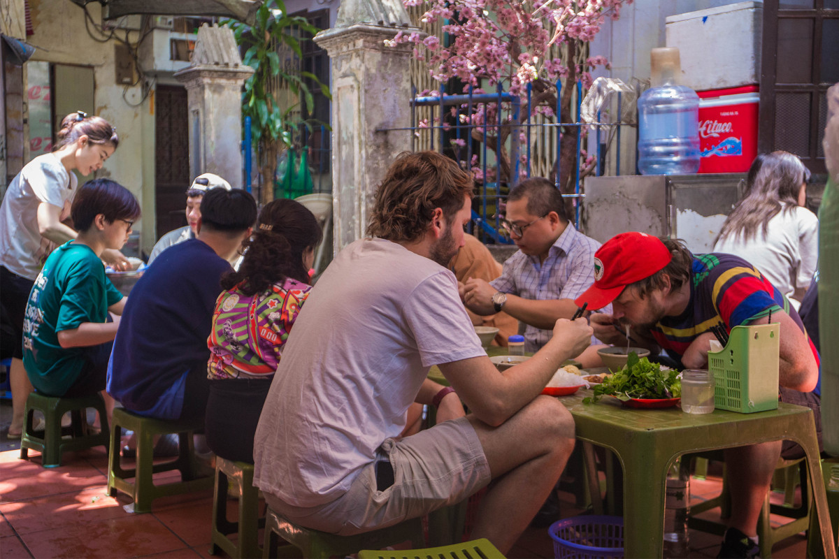 Hanoi's hidden bun cha crowded for 25 years