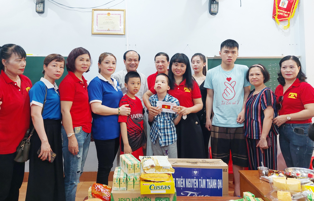 Nhóm từ thiện Quảng Ninh thân yêu tặng quà cho các em tại Doanh nghiệp tư nhân hỗ trợ giáo dục người tự kỷ Quảng Ninh.