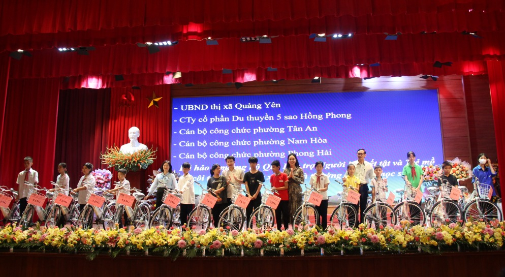 Hội Bảo trợ Người khuyết tật và Trẻ mồ côi tỉnh và Nhà tài trợ trao 15 xe đạp cho học sinh có hoàn cảnh đặc biệt khó khăn trên địa bàn thị xã