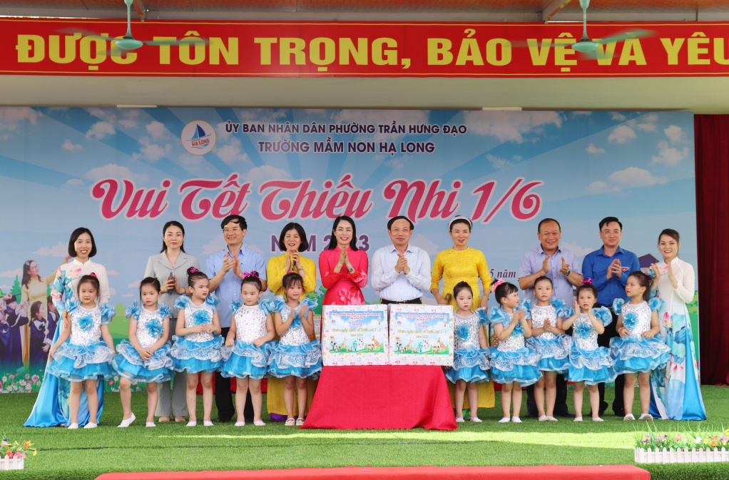 Đồng chí Nguyễn Xuân Ký, Ủy viên Trung ương Đảng, Bí thư Tỉnh ủy, Chủ tịch HĐND tỉnh, cùng đoàn công tác tặng quà 1/6 cho trẻ em Trường Mầm non Hạ Long.