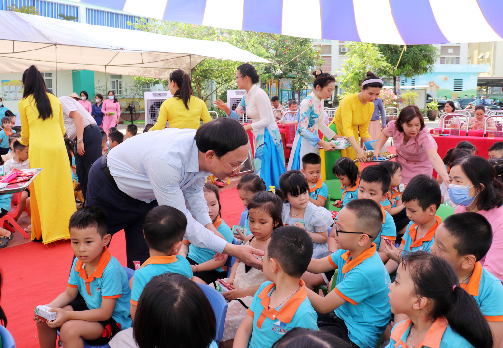 Đồng chí Bí thư Tỉnh ủy, Chủ tịch HĐND tỉnh tặng quà bánh cho các cháu thiếu nhi Trường Mầm non Hạ Long.