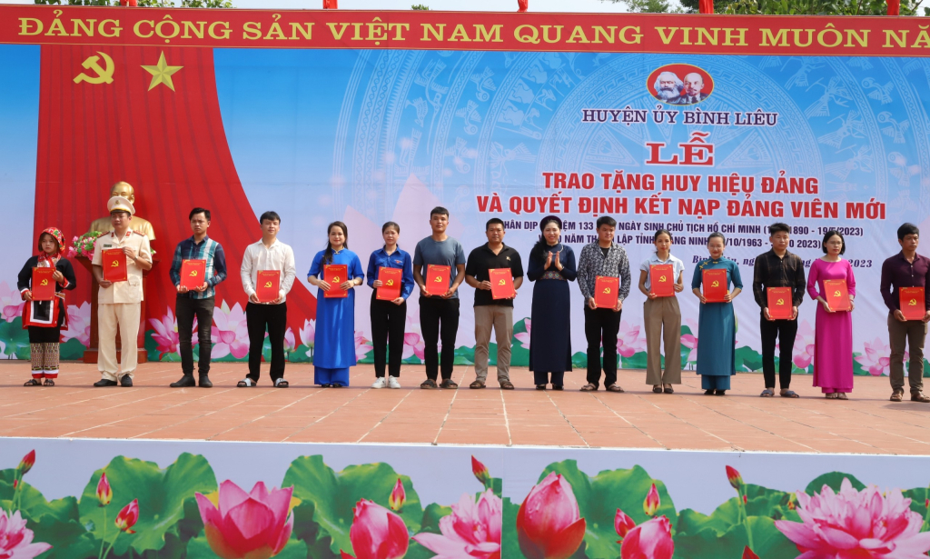 Đồng chí Nguyễn Thị Tuyết Hạnh, Bí thư Huyện ủy Bình Liêu, trao quyết định kết nạp cho các đảng viên mới.