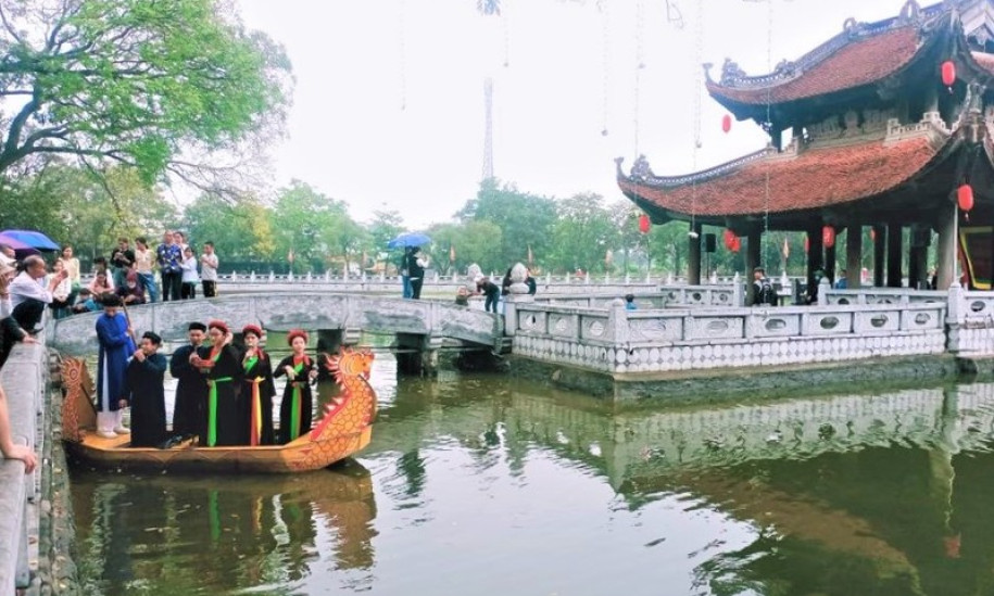 Quan họ đưa chân du khách về với đền Đô
