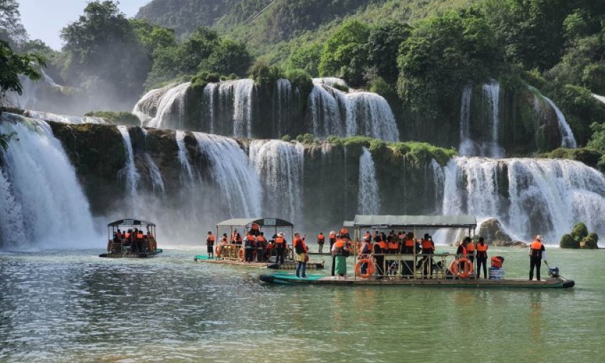 Thác Bản Giốc đổ nước đẹp trong kỳ nghỉ lễ