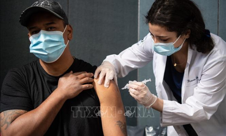 Từ 11/5, Mỹ chấm dứt yêu cầu tiêm vaccine phòng COVID-19 với du khách quốc tế