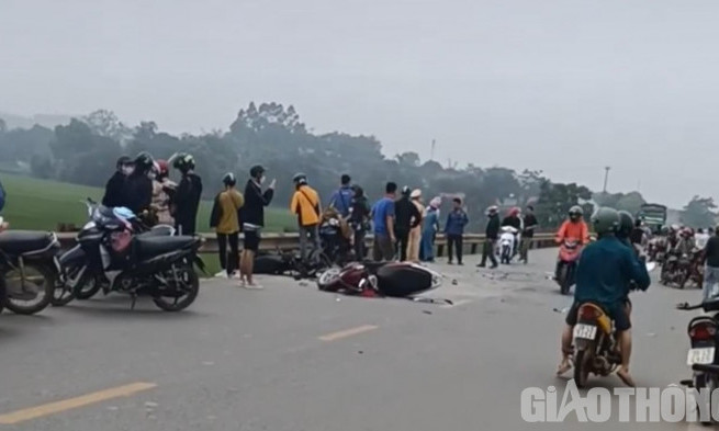4 xe máy tông liên hoàn, 2 người tử vong, 2 bị thương