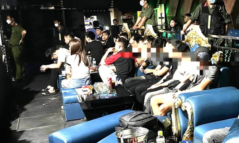 Công an đột kích quán karaoke ở Bình Dương, phát hiện hơn 60 người dương tính với ma túy