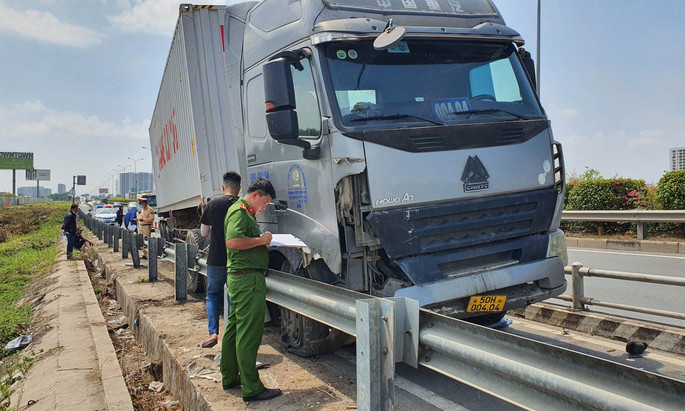 Xe container nổ lốp, tông nhiều xe máy trên đường dẫn cao tốc TP.HCM - Long Thành