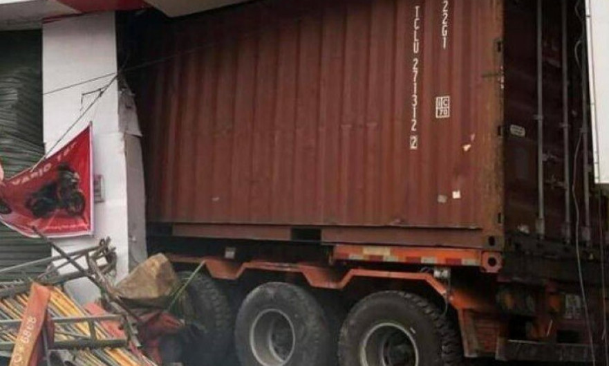 Bình Thuận: Xe đầu kéo va chạm xe máy, hai người tử vong trên QL1