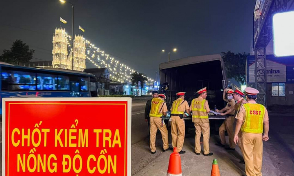 Khống chế 2 đối tượng vi phạm nồng độ cồn, dùng dao đe dọa và đánh CSGT
